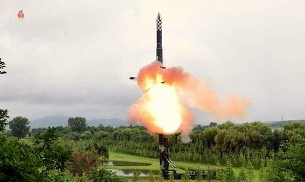 Autoridades sul-coreanas e japonesas detectam projétil norte-coreano um dia depois que Estados Unidos e Coreia do Sul concordaram em arquitetar estratégia nuclear para 2024