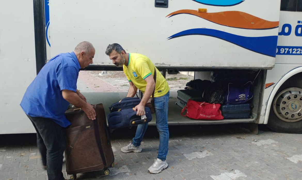 Repatriação continua: brasileiros chegam ao sul de Gaza e aguardam travessia para Egito