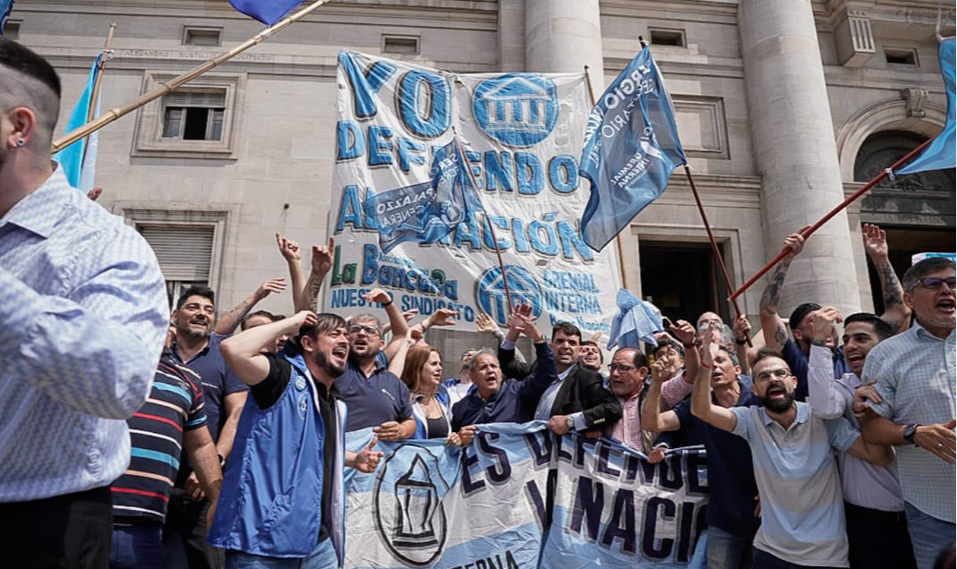 Manifestações repudiam o 'mega decreto' de desregulamentação da economia e privatizações do novo presidente Javier Milei; sindicatos preparam outros atos