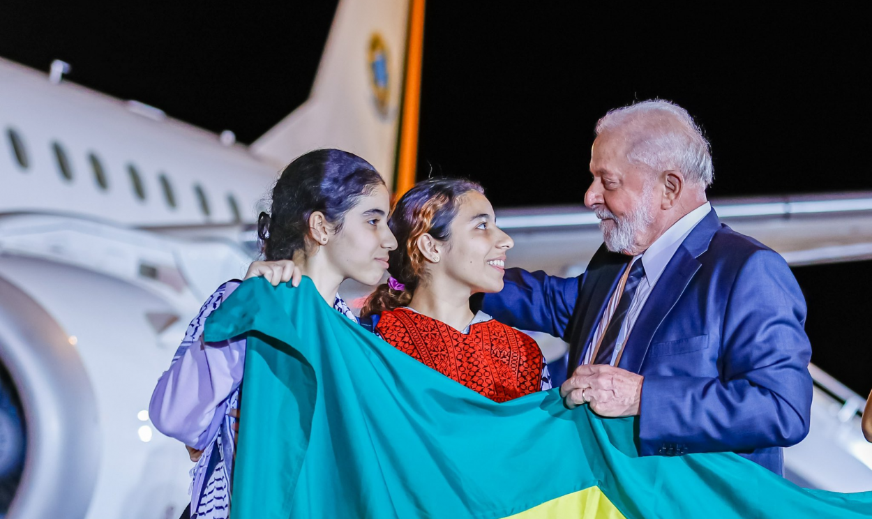 Em transmissão ao vivo, presidente falou sobre a emoção de receber famílias brasileiras que estavam em Gaza