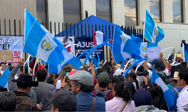 Na Guatemala, população sai às ruas em defesa do presidente eleito