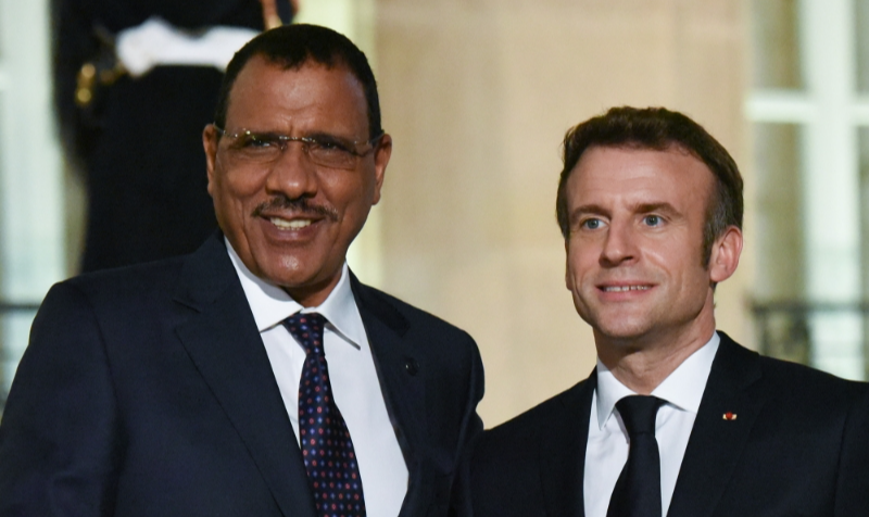 Segundo o presidente do país europeu, embaixador Sylvain Itté e seus assessores são mantidos como reféns dentro da embaixada em Niamey