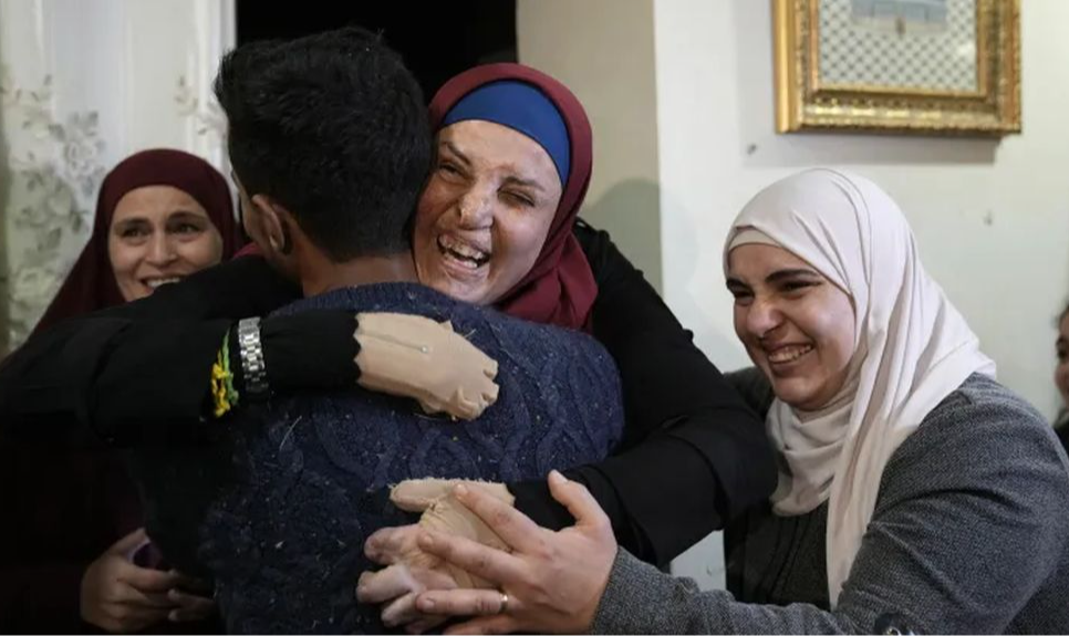 Tel Aviv entregou seis mulheres e 33 crianças neste sábado, segundo dia da trégua que interrompeu a ofensiva militar contra Gaza