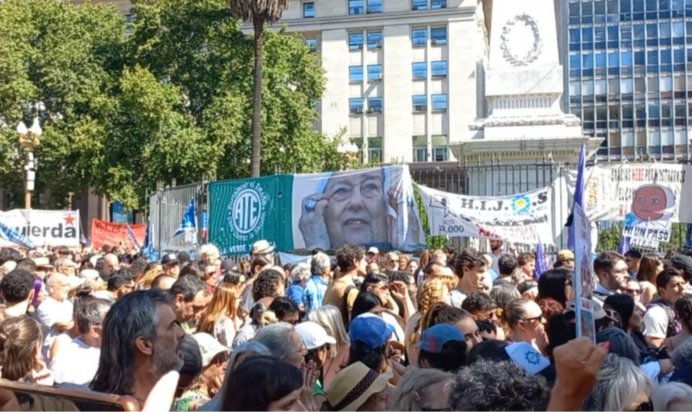 Apesar do forte calor em Buenos Aires, centenas de pessoas de reuniram em frente a Casa Rosada em ato marcado por palavras de ordem contra o presidente eleito