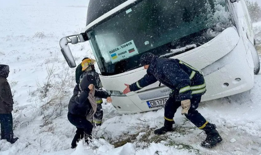 Ventos e forte nevasca causaram paralisações no trânsito e corte de eletricidade no sul do país; transtornos também foram registrados na Rússia e na península da Crimeia