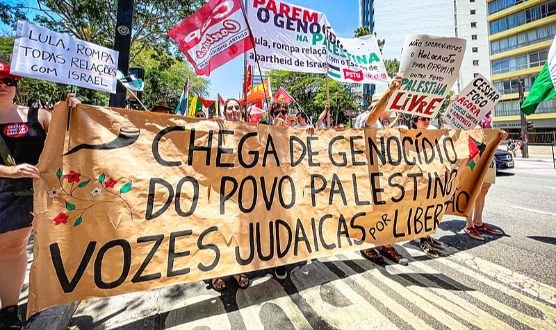 Manifestantes caminharam da praça Oswaldo Cruz ao Masp, exigindo o fim dos ataques de Israel contra os palestinos