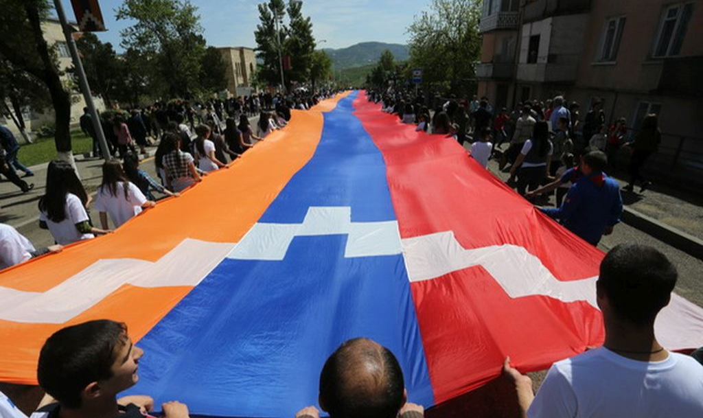 Itamaraty publicou nota pedindo ‘garantia à segurança da população residente’, além de rejeitar ‘uso da violência para alterar status político’ da região; resistência armênia anuncia fim de reinvindicação separatista em 2024