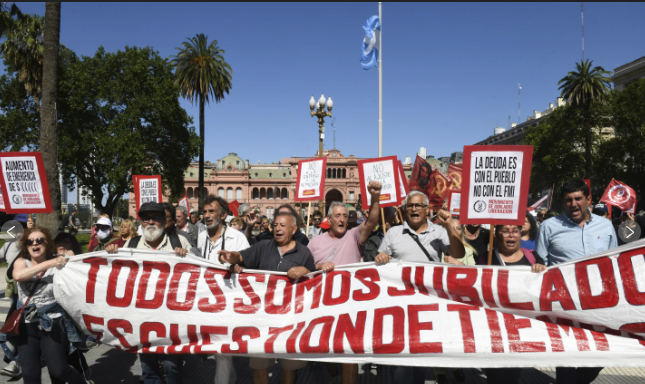 Primeiro protesto após vitória de Javier Milei em comemoração às manifestações conhecidas como 'crise de 2001' começou com repressão policial