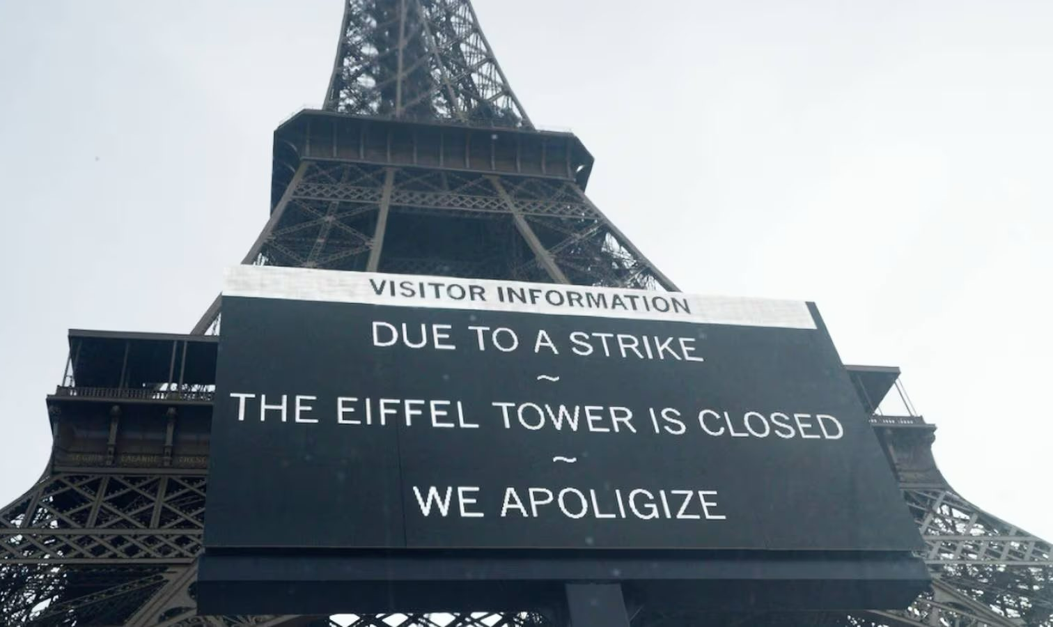 Acesso ao monumento ícone da capital francesa foi fechado por tempo indeterminado nesta quarta-feira (27/12), no centenário da morte de seu criador, Gustave Eiffel; trabalhadores alegam problemas contratuais