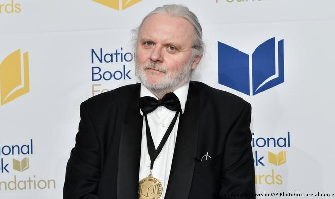 Autor de 64 anos é honrado por 'suas peças e prosa inovadoras que dão voz ao indizível', afirma Academia Sueca