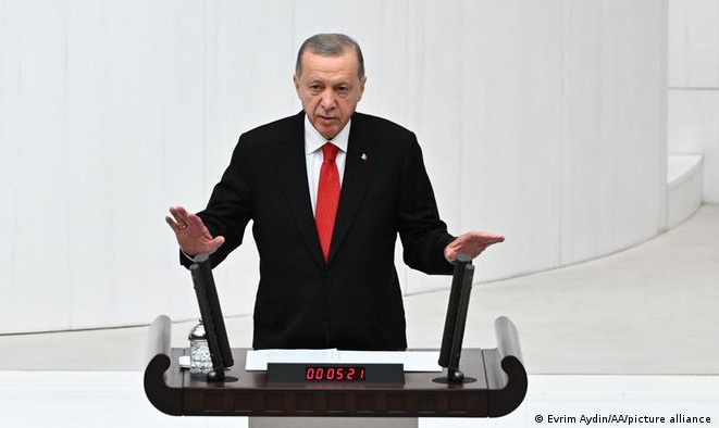 Presidente turco vinha acusando país europeu de esforços insuficientes contra o que considera 'terrorismo'