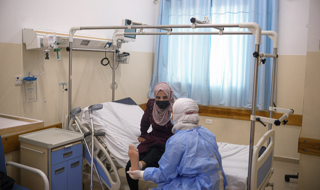 Antes do conflito, Gaza contava com 24 hospitais; agora conta com 4. No Al-Shifa, pacientes são costurados no chão, e não há sangue para transfusões