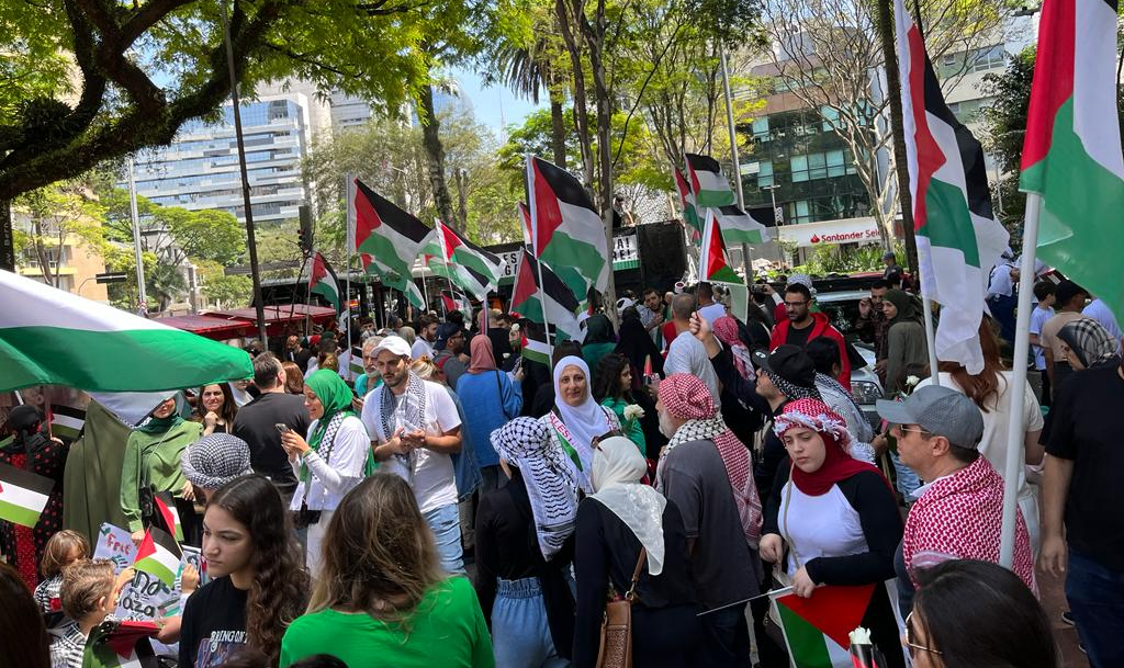 Protestos massivos pedem cessar-fogo e a solidariedade ao povo palestino. As manifestações pró-Palestina reúnem organizadores sindicais, militantes antirracistas, antissionistas judeus, entre outros grupos civis solidários