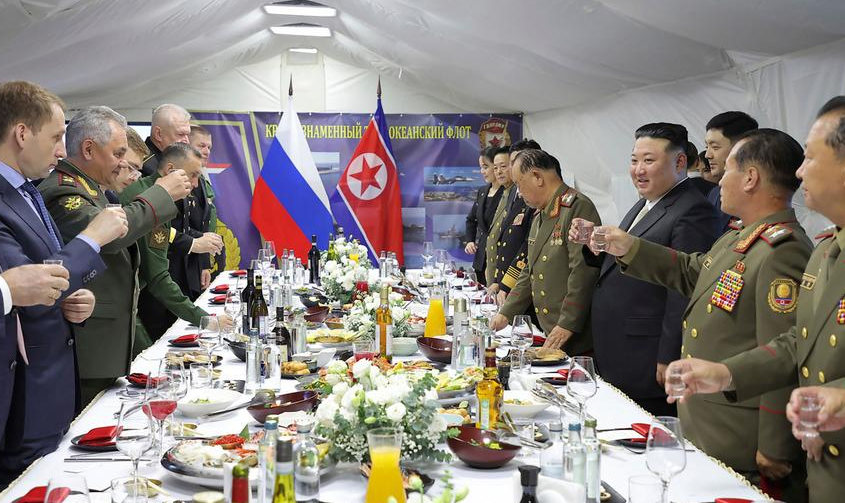 Kim Jong-un encerra visita à Rússia e é presenteado com drones