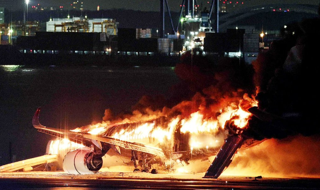 Choque de aeronaves da Japan Airlines e da guarda costeira provocou incêndio na pista de Haneda; 367 passageiros e 12 tripulantes sobreviveram ao acidente que é investigado pelo Ministério dos Transportes do Japão