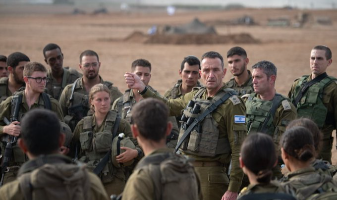 Forças de Defesa Israelenses (FDI) atuam dentro do território de Gaza enquanto ataques ocorrem cada vez mais perto de hospitais e Netanyahu é pressionado por falta de ação pelo resgate de reféns