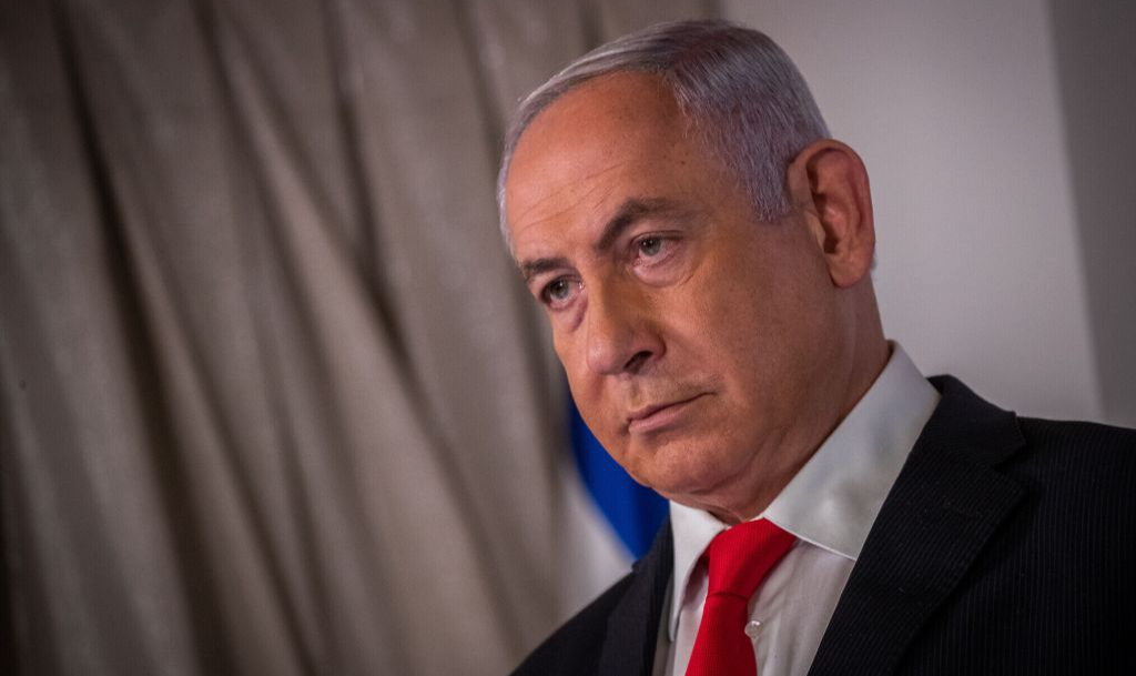 Primeiro-ministro é acusado de recebimento de propina e falsidade ideológica, em processo que foi interrompido devido à ofensiva militar contra Gaza