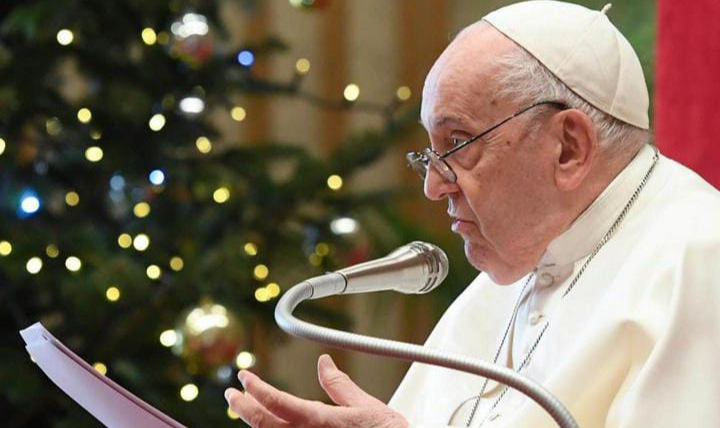 'Rezemos pela paz na Palestina e em Israel', disse o pontífice descrevendo a guerra como 'loucura indesculpável'