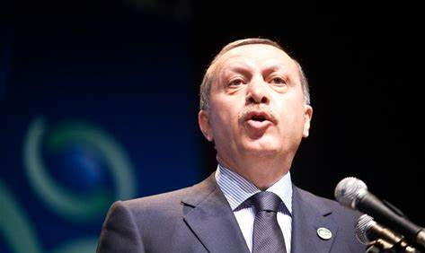Recep Tayyip Erdogan relacionou os ataques em Gaza às atrocidades do nazismo contra o povo judeu; autoridades de Tel Aviv e o próprio premiê israelense rebateram crítica