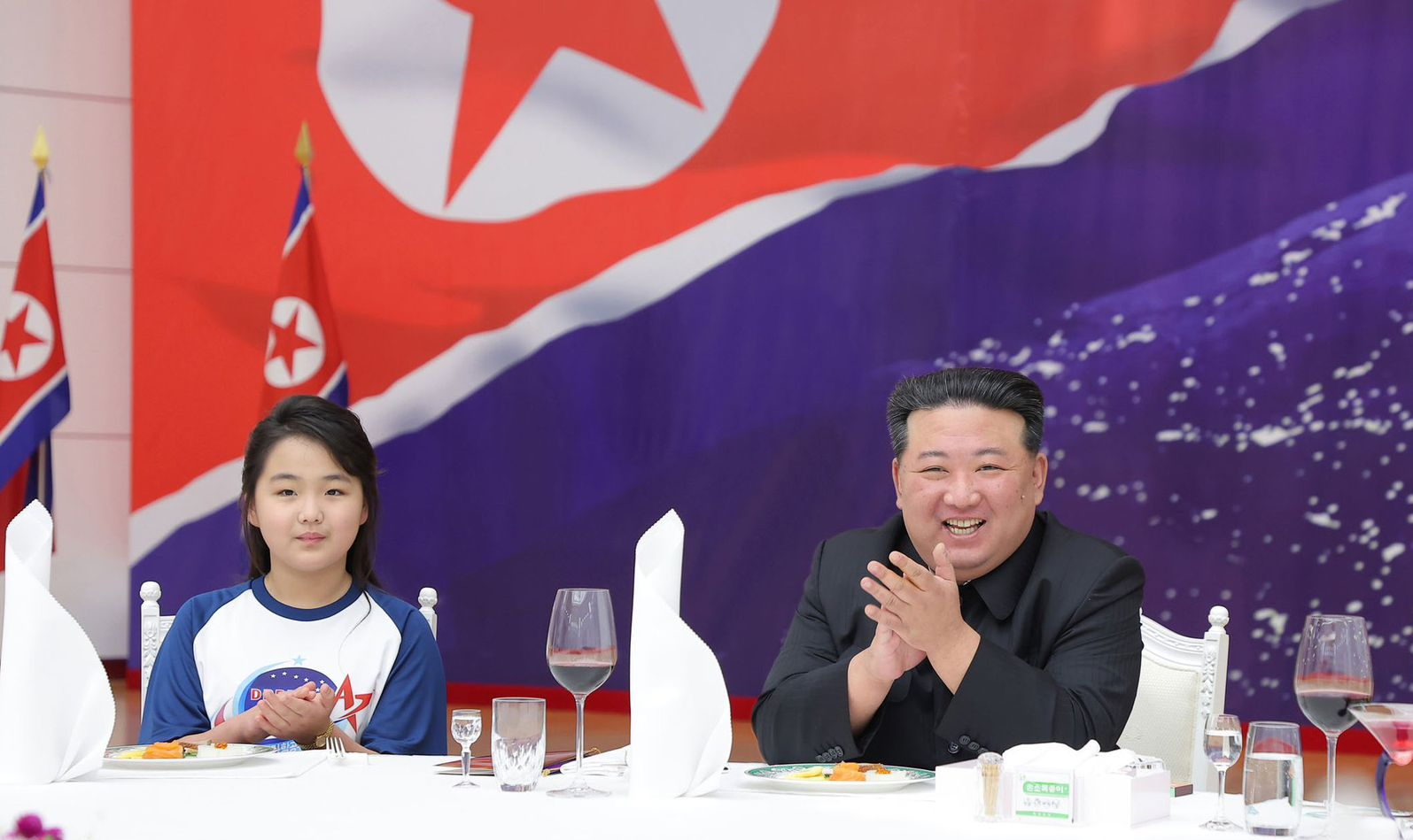 Ao lado da família e de cientistas, Kim Jong Un comemorou sucesso do projeto que visa monitorar ameaças militares contra Pyongyang e se comprometeu a criar mais aparelhos ‘num futuro próximo’