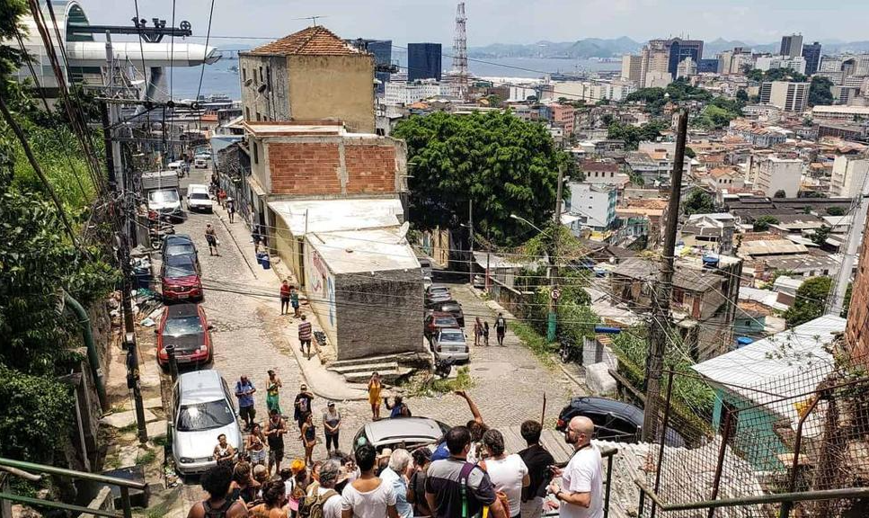 Reportagem da Al Jazeera mostra a atuação da polícia militar em alguns dos bairros mais pobres da capital carioca e como isso se assemelha ao imposto pelo exército israelense aos palestinos