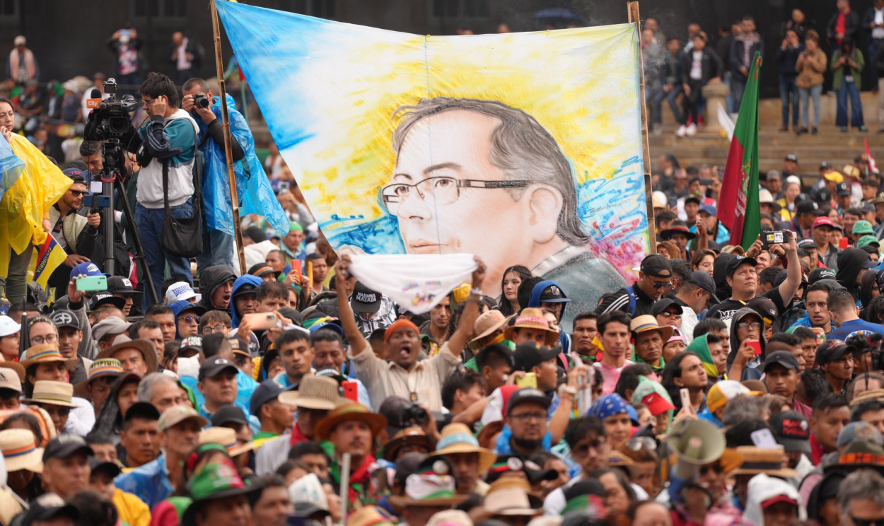 Presidente colombiano participou da ‘Marcha pela Vida’, junto com a vice Francia Márquez; ambos defenderam reformas e políticas de pacificação realizadas pelo governo