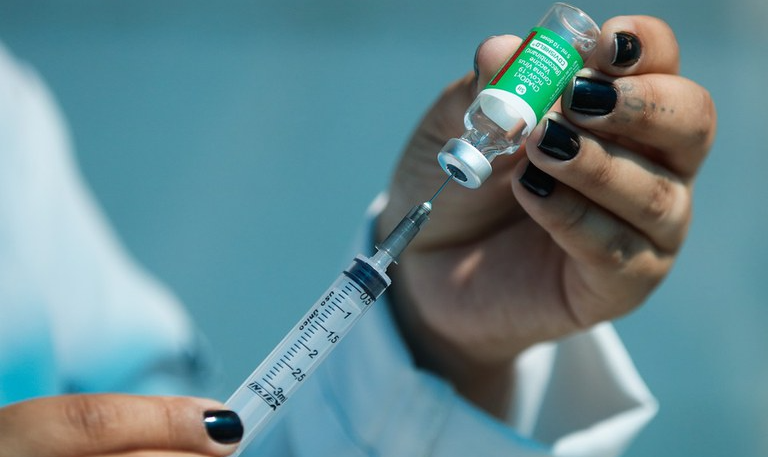 Nova onda de casos leva França a adiantar campanha de vacinação contra Covid-19
