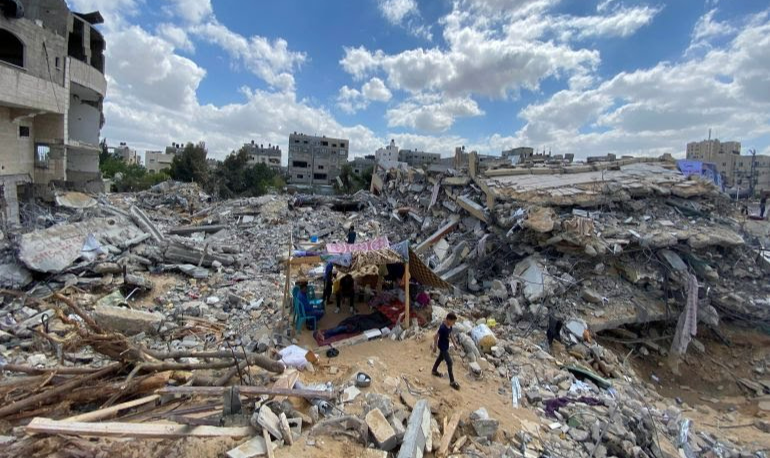 Escalada de violência produz mais centenas de mortes e obriga palestinos a deixar a região à medida em que as tropas israelenses avançam; equipes humanitárias alertam que ‘não há lugar seguro’ em nenhuma parte do território