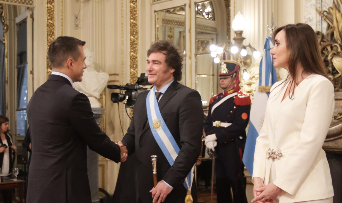 A presidência da Argentina foi assumida por um homem sem experiência, um partido com apenas dois anos de existência e um gabinete eclético
