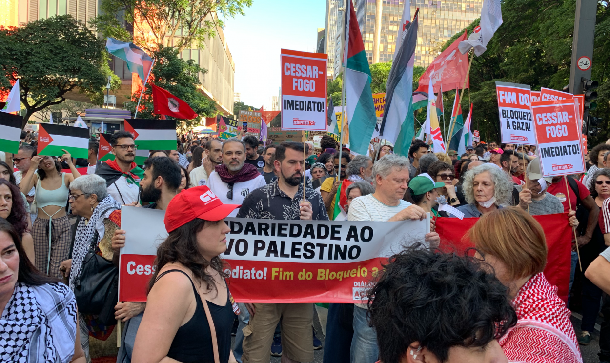 Cidade faz sua maior manifestação, com diversos movimentos sociais e poucos políticos e partidos; palavras de ordem pedem que Lula rompa relações com Israel