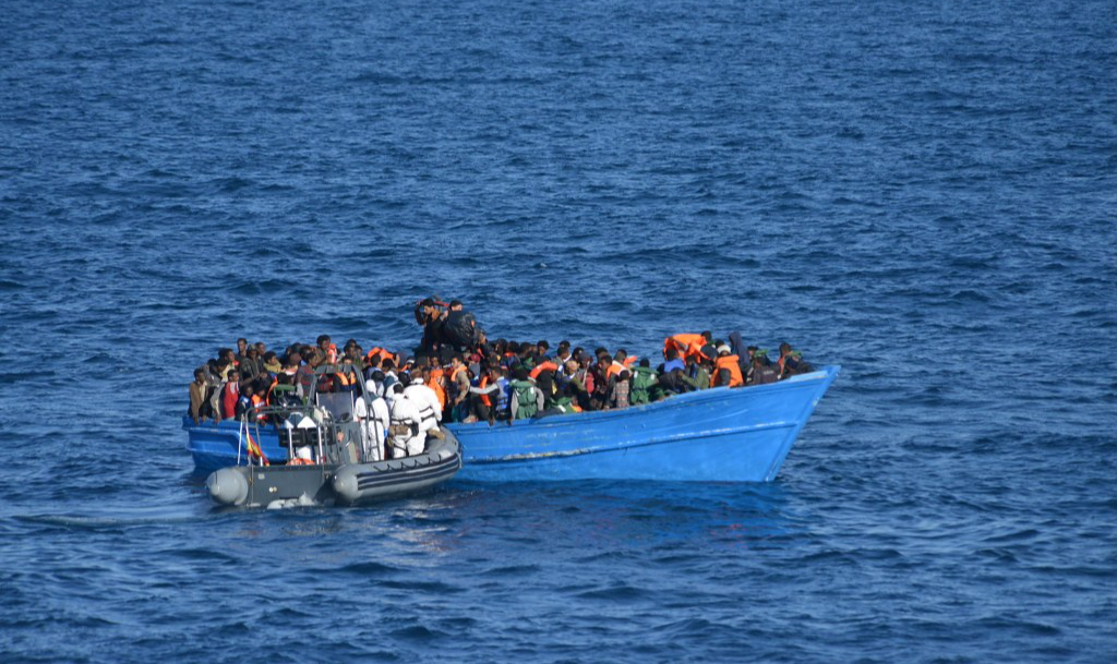 Em outubro de 2013, na ilha de Lampedusa, 369 pessoas morreram quando o barco em que viajavam, vindo da Líbia, virou; ali, o Mediterrâneo se transformou em cemitério de migrantes a céu aberto