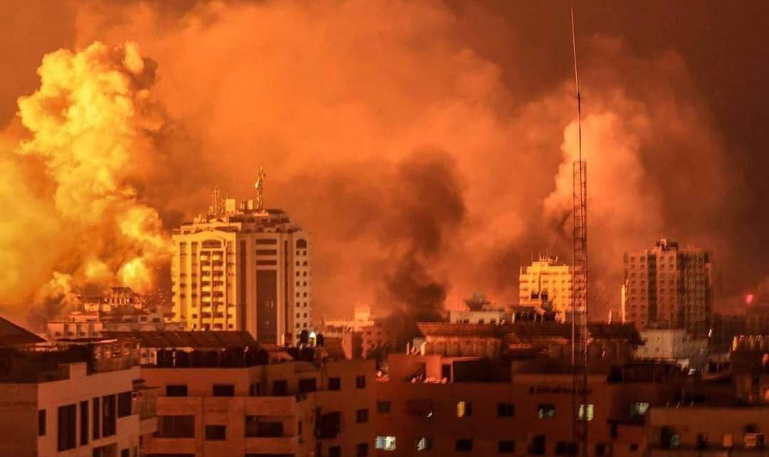 Aumento dos bombardeios israelenses visa preparar a ofensiva terrestre contra a Faixa de Gaza, onde vivem 2,4 milhões de palestinos