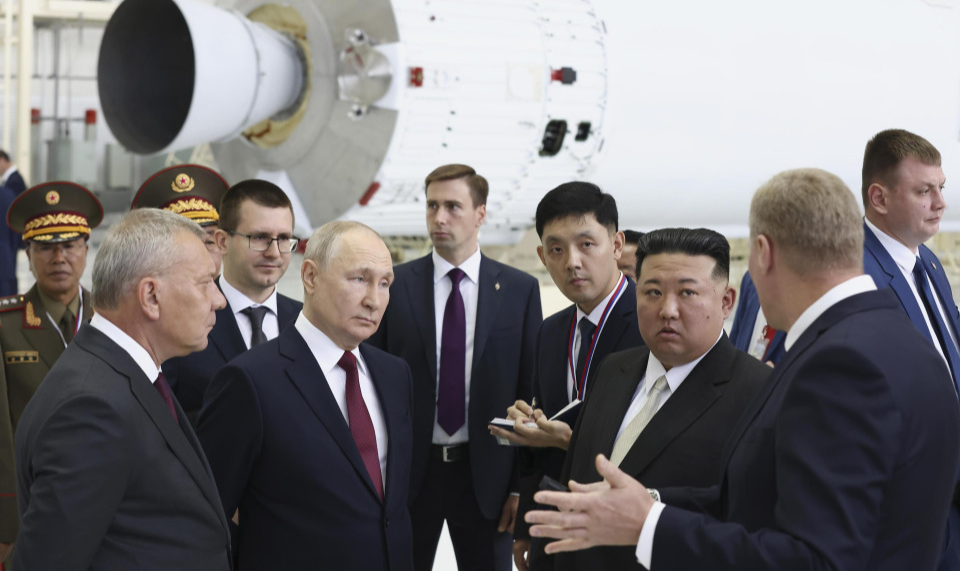 Kim Jong-un segue viagem na Rússia com visita a fábricas de aviões de combate