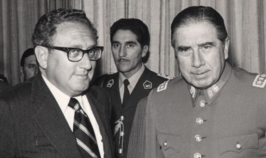 Obituário do El Mercurio, principal diário de Santiago e cujo dono visitou a Casa Branca para pedir apoio ao golpismo no Chile, dedicou meia linha no quarto parágrafo sobre o tema, e sequer citou Allende e Pinochet