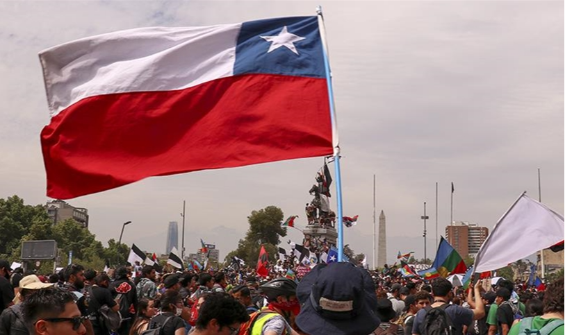 País andino realiza novo referendo após primeira proposta ser rejeitada no ano passado; Estado social, paridade de gênero e representatividade indígena estão entre os temas da Carta Magna