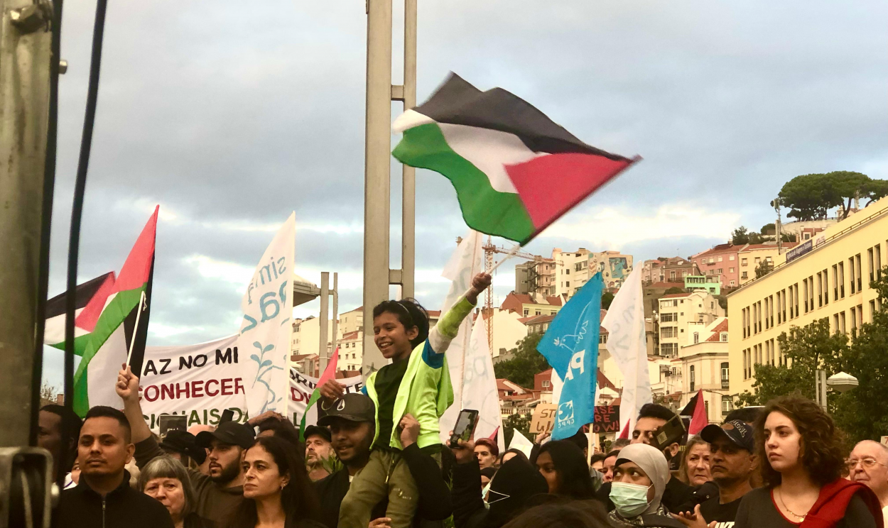 Ato em apoio à Palestina reúne multidão em Lisboa: ‘solidariedade é nossa arma’