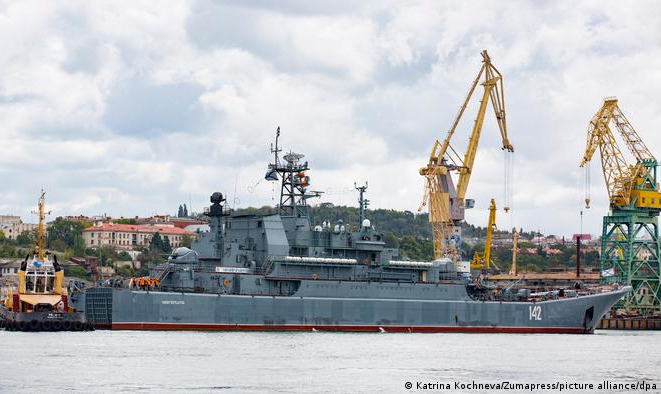 Kiev comemora naufrágio da embarcação; Moscou confirma o ataque, mas fala apenas em 'danos'