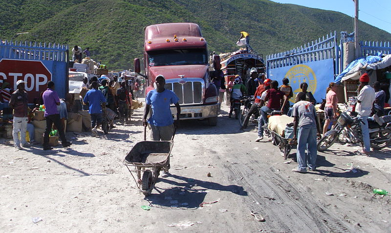 Aflitos com a violência das gangues, haitianos têm entrado no país vizinho em busca de voos e serviços básicos