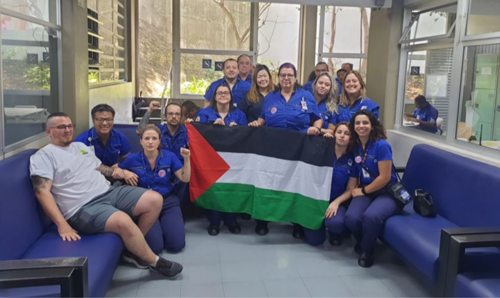 Administração do Metrô paulista castigou trabalhadores por simplesmente posar para uma foto com bandeira da Palestina e expressarem solidariedade às vítimas dos bombardeios em Gaza