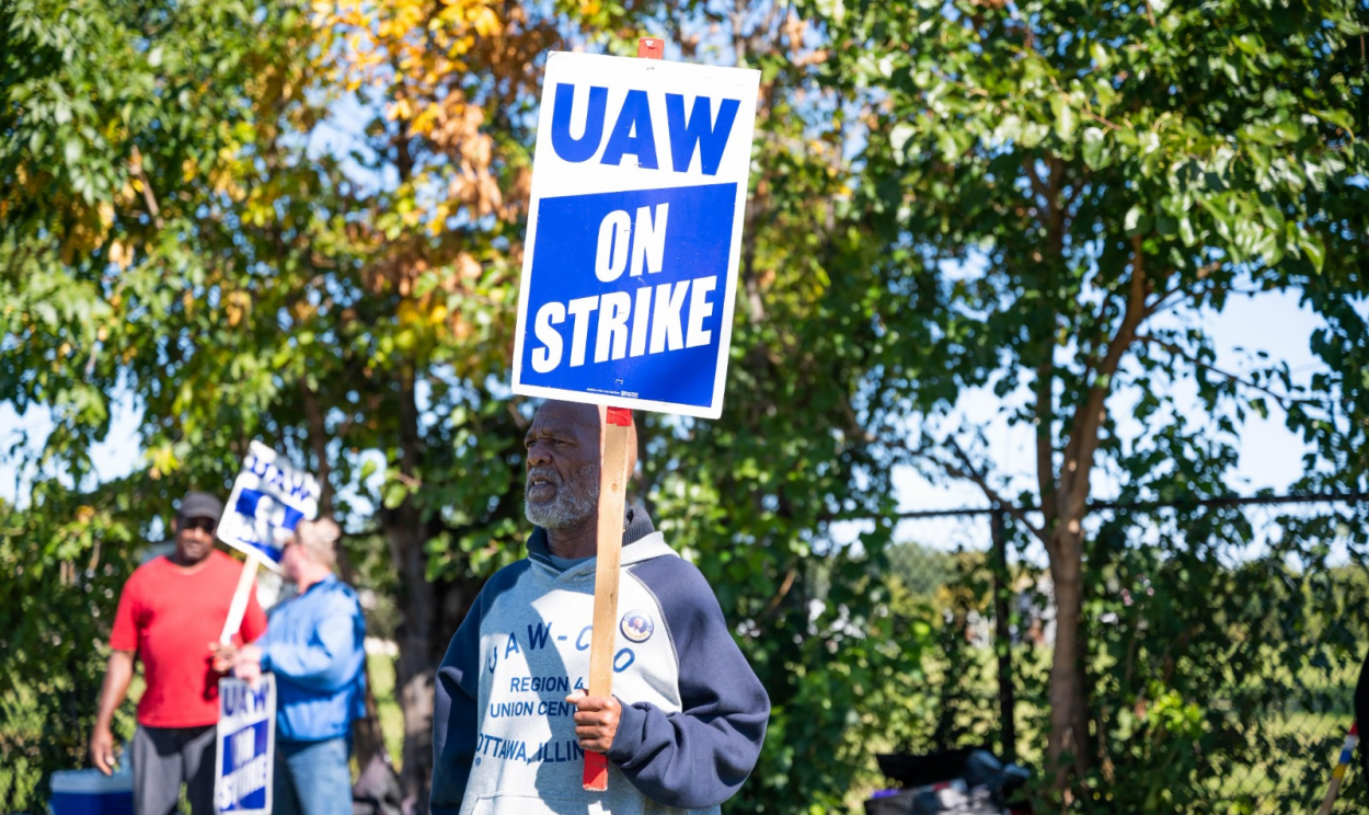 Trabalhadores de montadoras dos Estados Unidos entram em greve