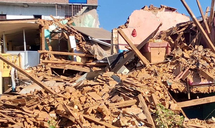 Com 92 mortes, Jajarkot foi o distrito mais afetado pelo tremor seguido de Rukum, com 40; equipes de socorro nepalesas procuram por mais vítimas entre os escombros
