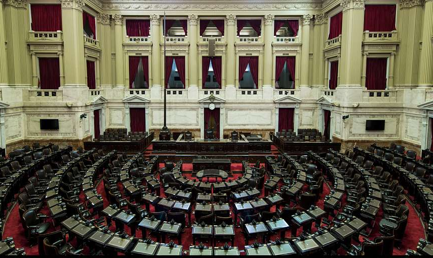 Eleições também renovaram 130 deputados; apesar da maioria peronista, partido de Milei saiu de três para 38 representantes