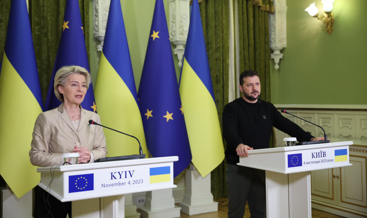 Kiev ‘já percorreu bem mais de 90% do caminho’, mas ainda faltam algumas reformas vitais, diz líder europeia; Zelenski admite que conflito em Gaza tirou o foco de seu país, mas nega "impasse" nas frentes de batalha.