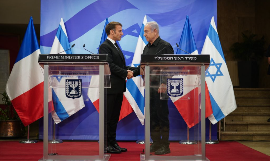Durante visita do presidente francês a Tel Aviv, premiê israelense insistiu em discurso de que seu país trava guerra de ‘civilização contra barbárie’