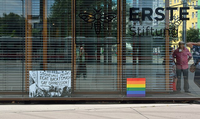 Relações entre pessoas do mesmo sexo foram descriminalizadas no país em 1971, mas exceções legais e discriminatórias condenaram milhares de austríacos