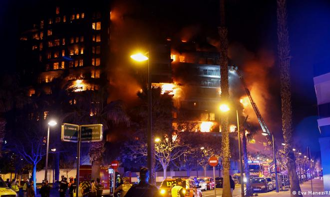Fogo destruiu prédio de residencial de 14 andares; há ao menos quatro mortos e 14 feridos e mais de 10 desaparecidos