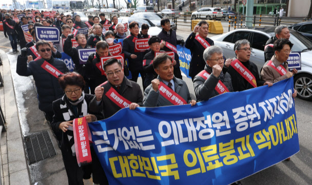 Governo sul-coreano ameaça cassar licença médica de residentes que não retornarem ao trabalho até quinta-feira (29/02); mais de 9 mil protestam contra plano polêmico de Yoon Suk Yeol