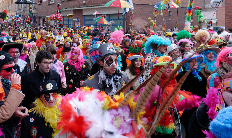 Por trás do aparente caos, tradição é enquadrada por inúmeras regras transmitidas entre gerações de carnavalescos