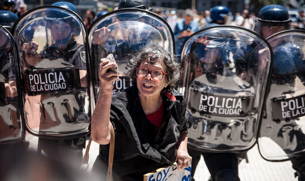 Como manifestações espontâneas na Argentina desafiaram medidas repressivas de Milei e prepararam o terreno para a primeira greve geral contra o presidente