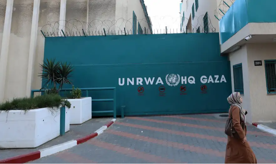 Dez grandes doadores suspenderam seus repasses à agência da ONU de assistência aos refugiados palestinos, que já sofre falta de recursos há anos; Como ela surgiu e por que está sendo questionada?